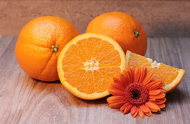 Whole and halved oranges